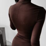 Sukienka midi dopasowana Sisi Ola Voga brązowa