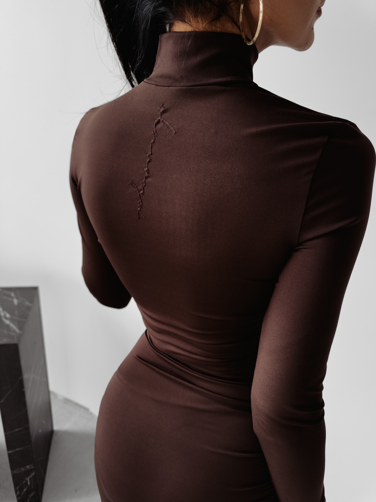 Sukienka midi dopasowana Sisi Ola Voga brązowa Sukienka midi dopasowana Sisi Ola Voga brązowa