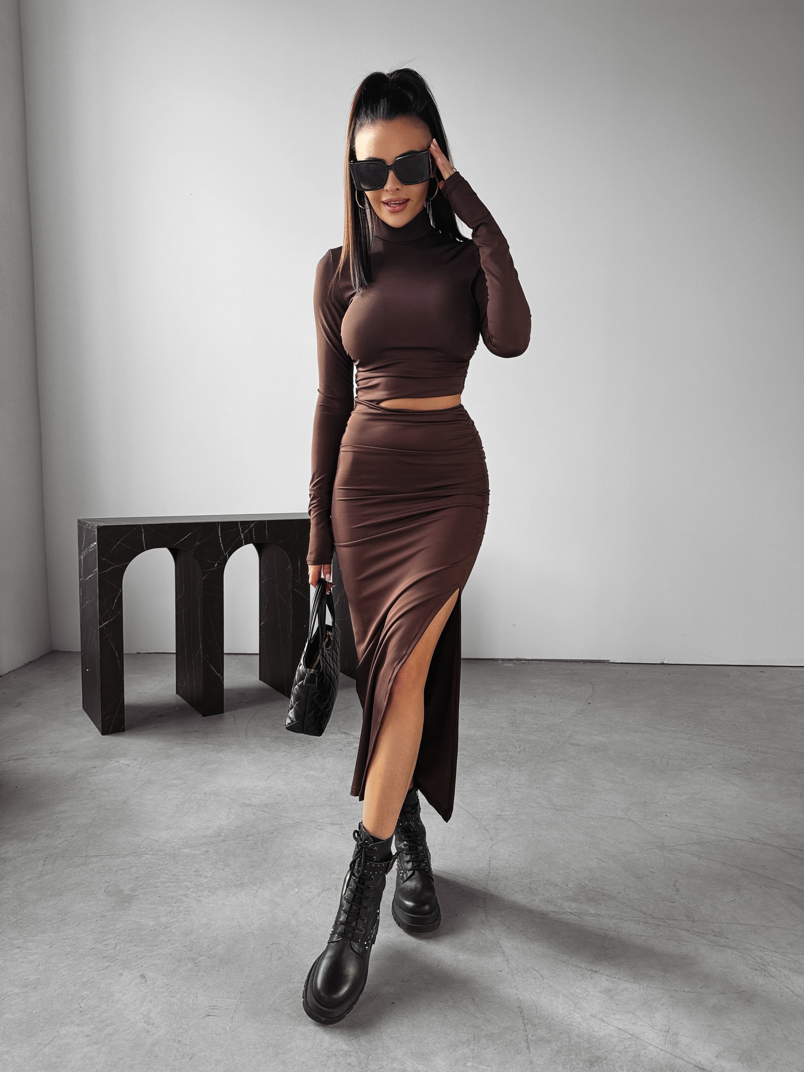 Sukienka midi dopasowana Sisi Ola Voga brązowa Sukienka midi dopasowana Sisi Ola Voga brązowa