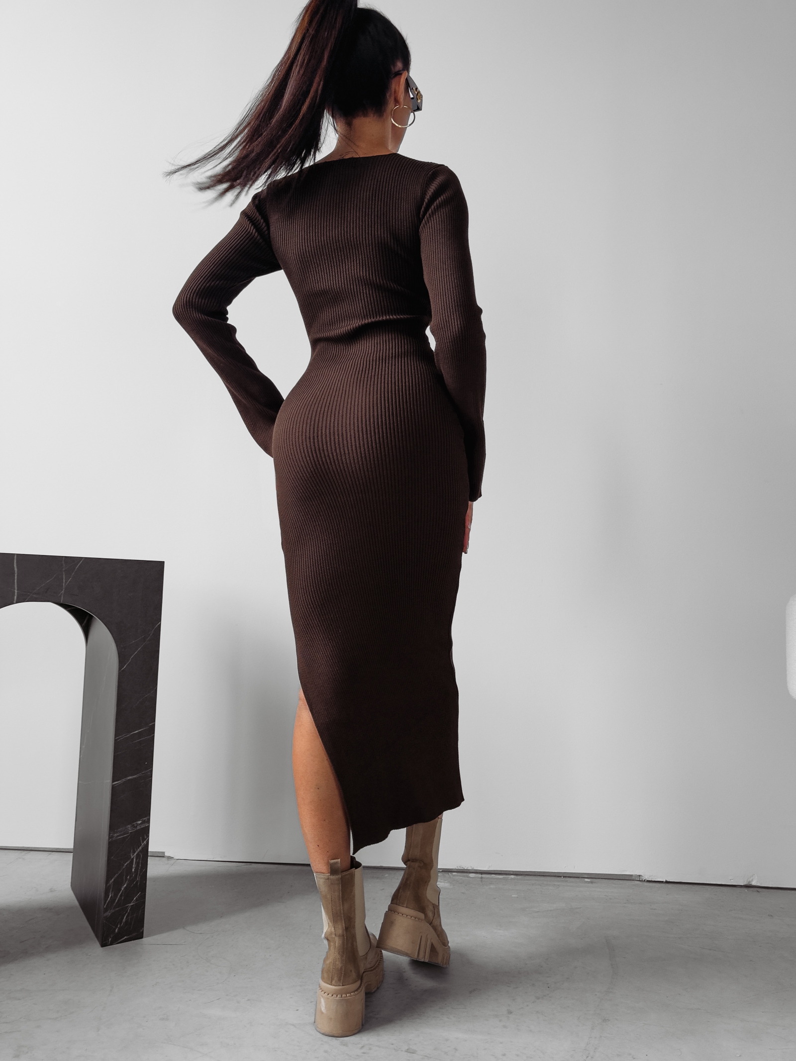 Sukienka z wiązaniem Omiko Ola Voga brązowa Sukienka z wiązaniem Omiko Ola Voga brązowa