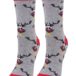 Jasnoszare skarpetki w świąteczny wzór