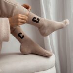 Skarpety damskie sportowe z literą C beżowe