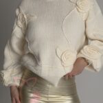 Sweterek z kwiatami 3D Tipito ecru