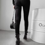 Spodnie slim fit z wiązaniem EVIE OLAVOGA czarne