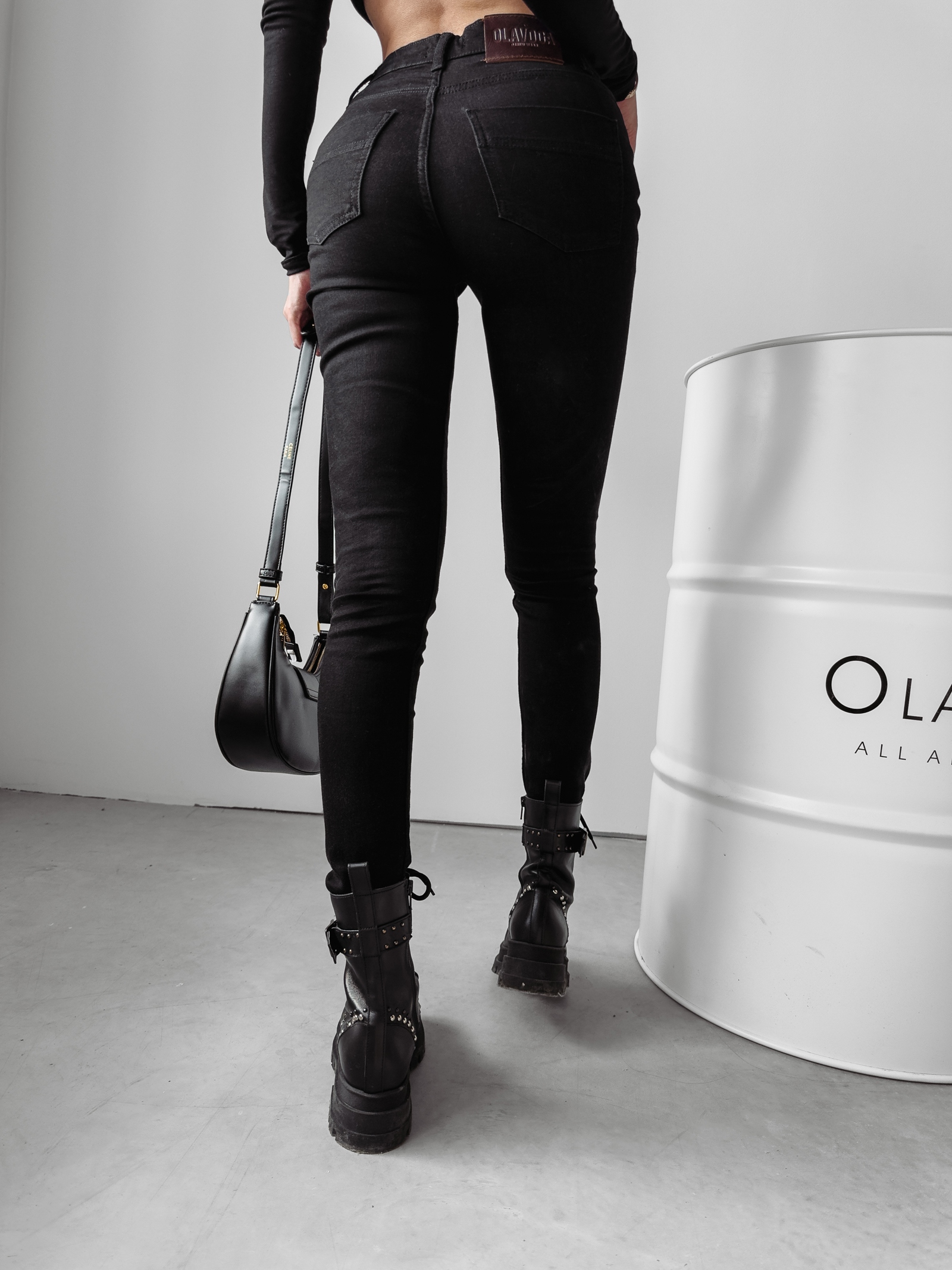 Spodnie slim fit z wiązaniem EVIE OLAVOGA czarne Spodnie slim fit z wiązaniem EVIE OLAVOGA czarne