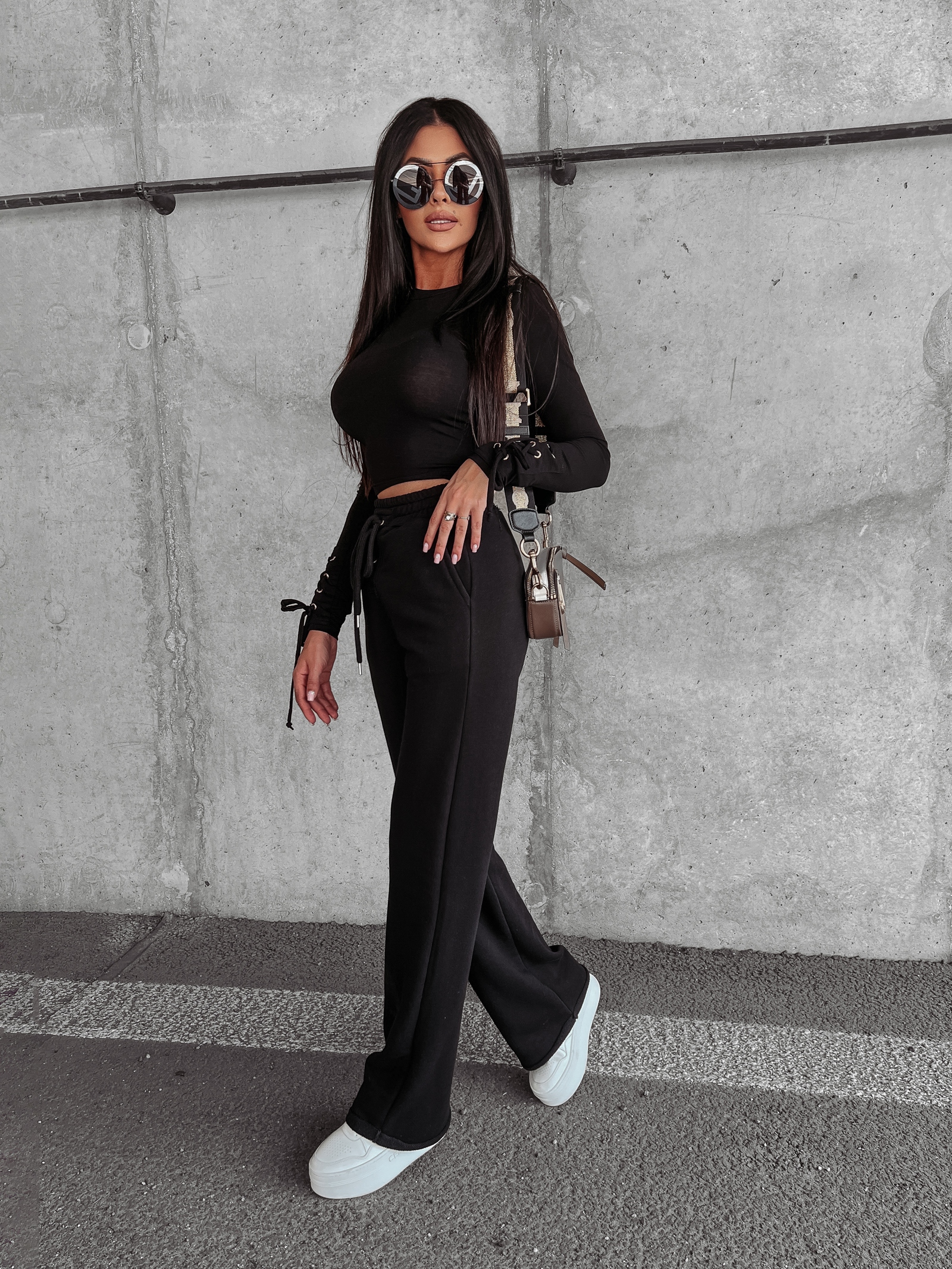 Bluzka dopasowana wiązana DONIA OLAVOGA czarna