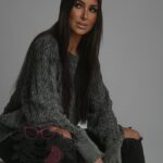 Sweter pleciony z szarpaniami Utto stalowy