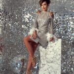 Sukienka cekinowa z piórami Slov srebrna