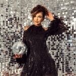 Sukienka cekinowa z piórami Slov czarna