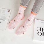 Skarpetki damskie z ozdobnym printem CC i misiem pudrowe