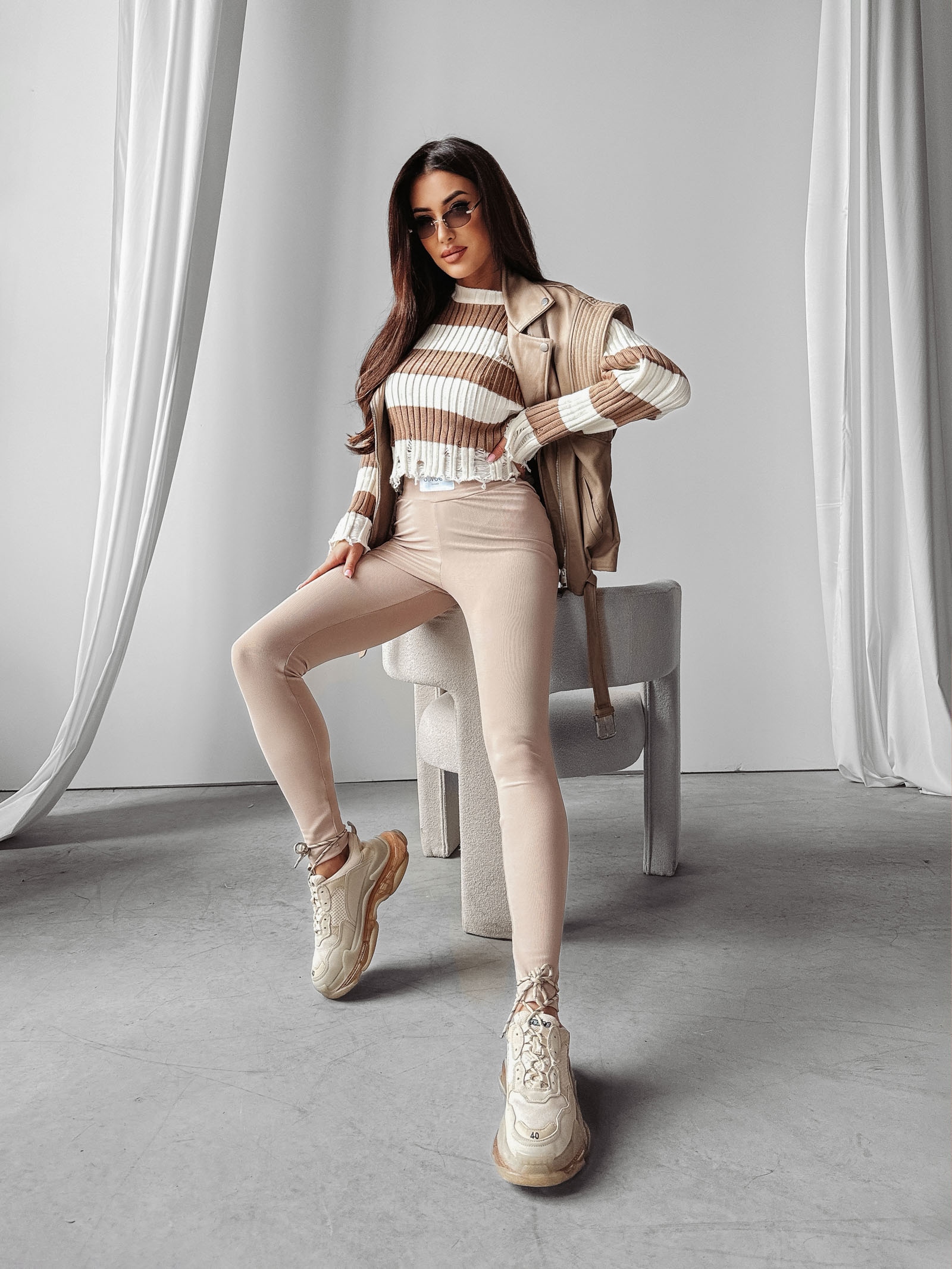 Sweter oversize w paski Lessa Ola Voga karmelowy