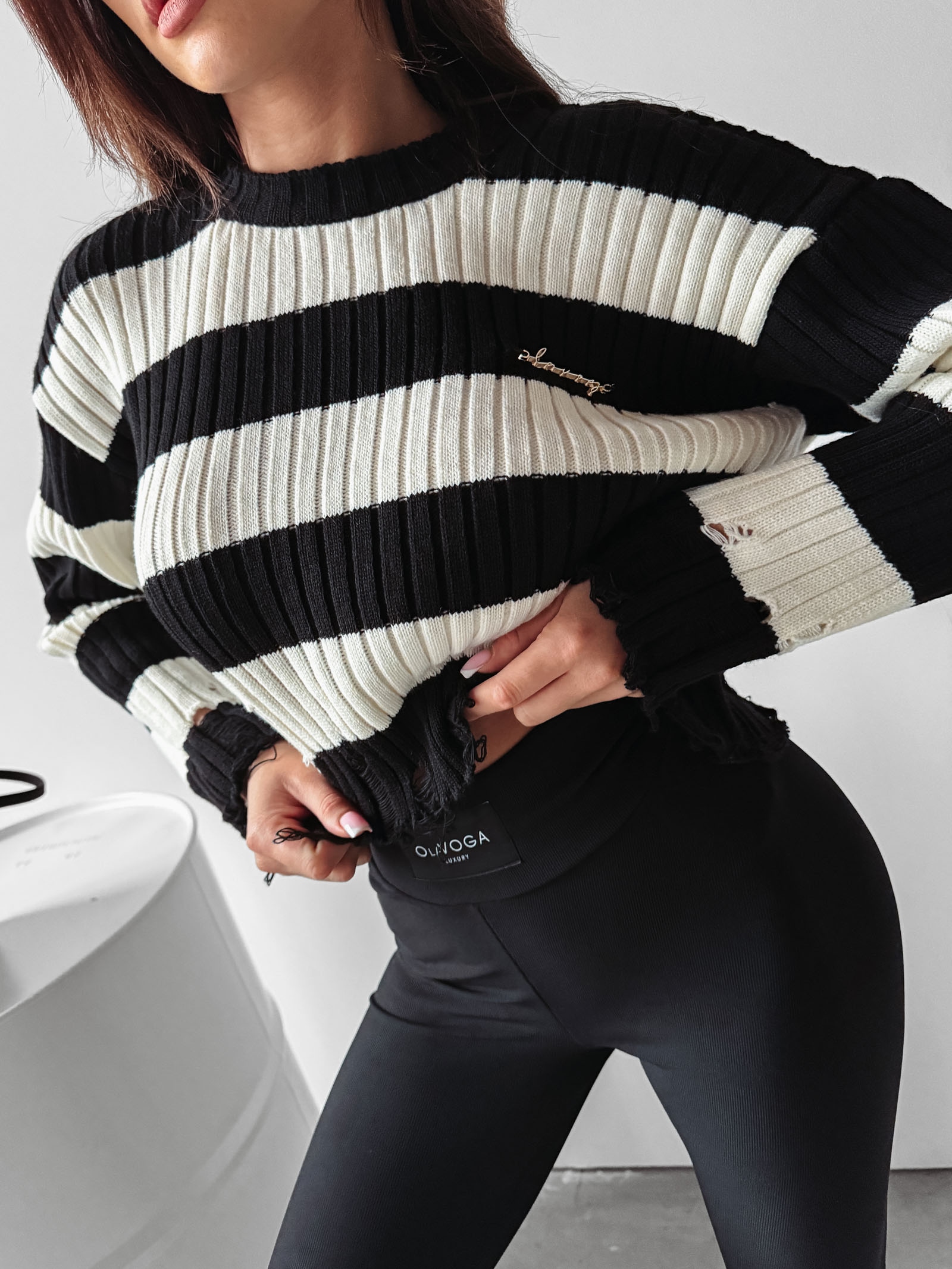 Sweter oversize w paski Lessa Ola Voga czarny Sweter oversize w paski Lessa Ola Voga czarny