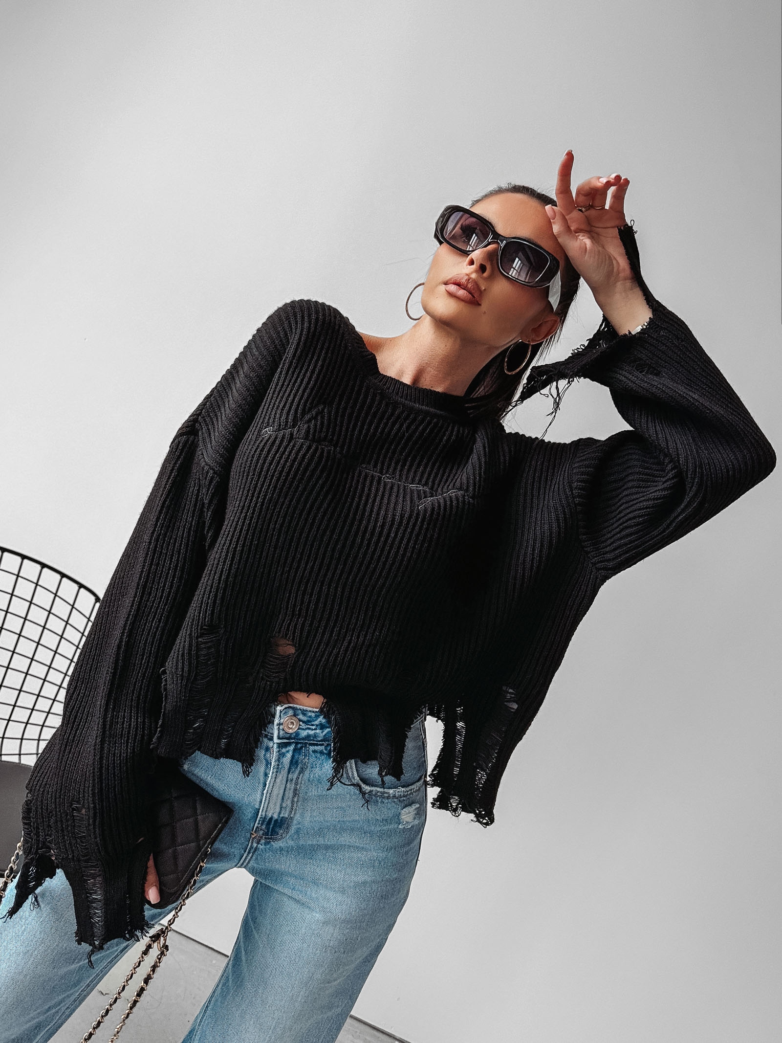 Sweter damski postrzępiony MILEY OLAVOGA czarny