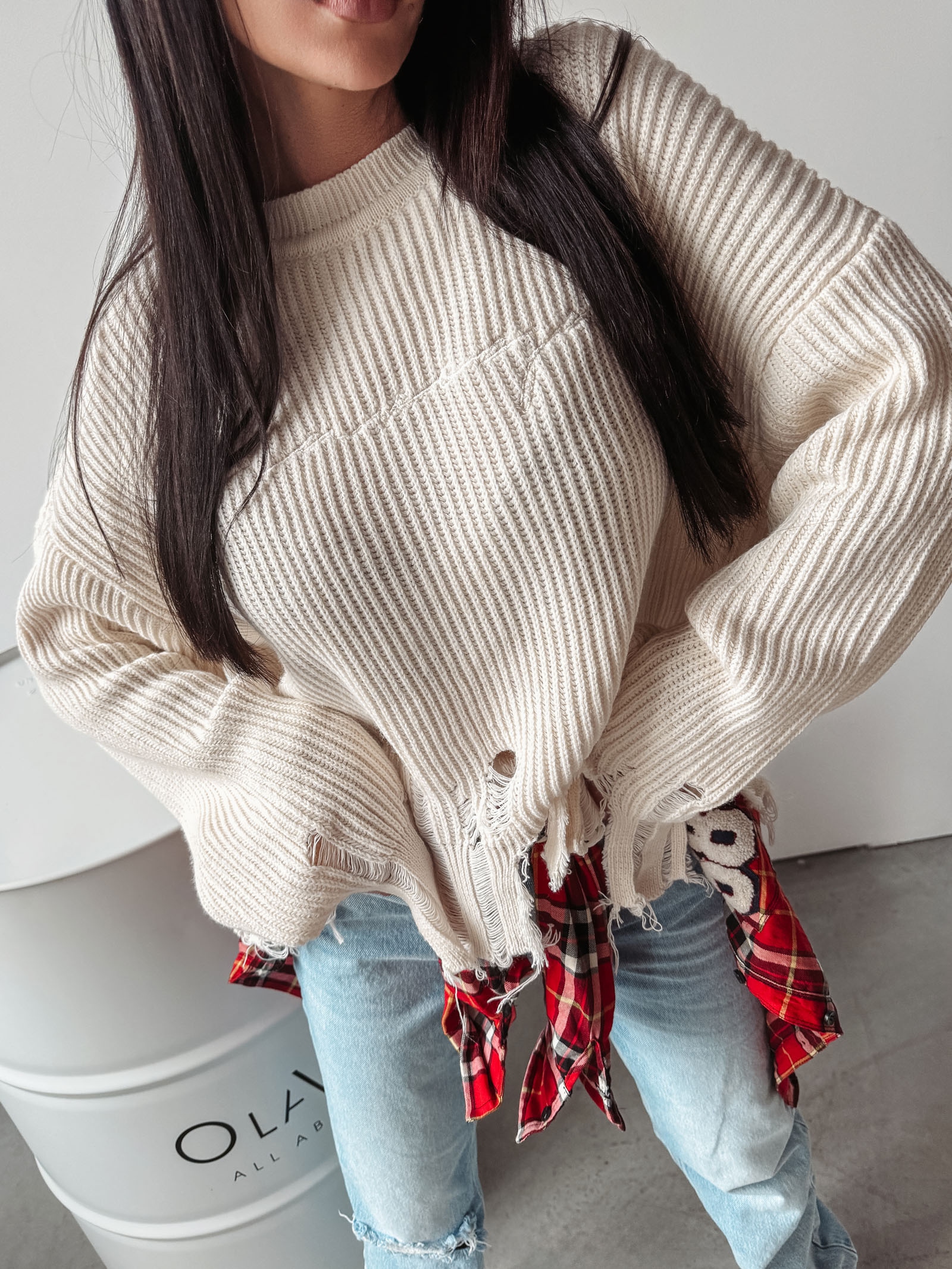 Sweter damski postrzępiony Miley Ola Voga beżowy