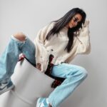 Sweter damski postrzępiony Miley Ola Voga beżowy