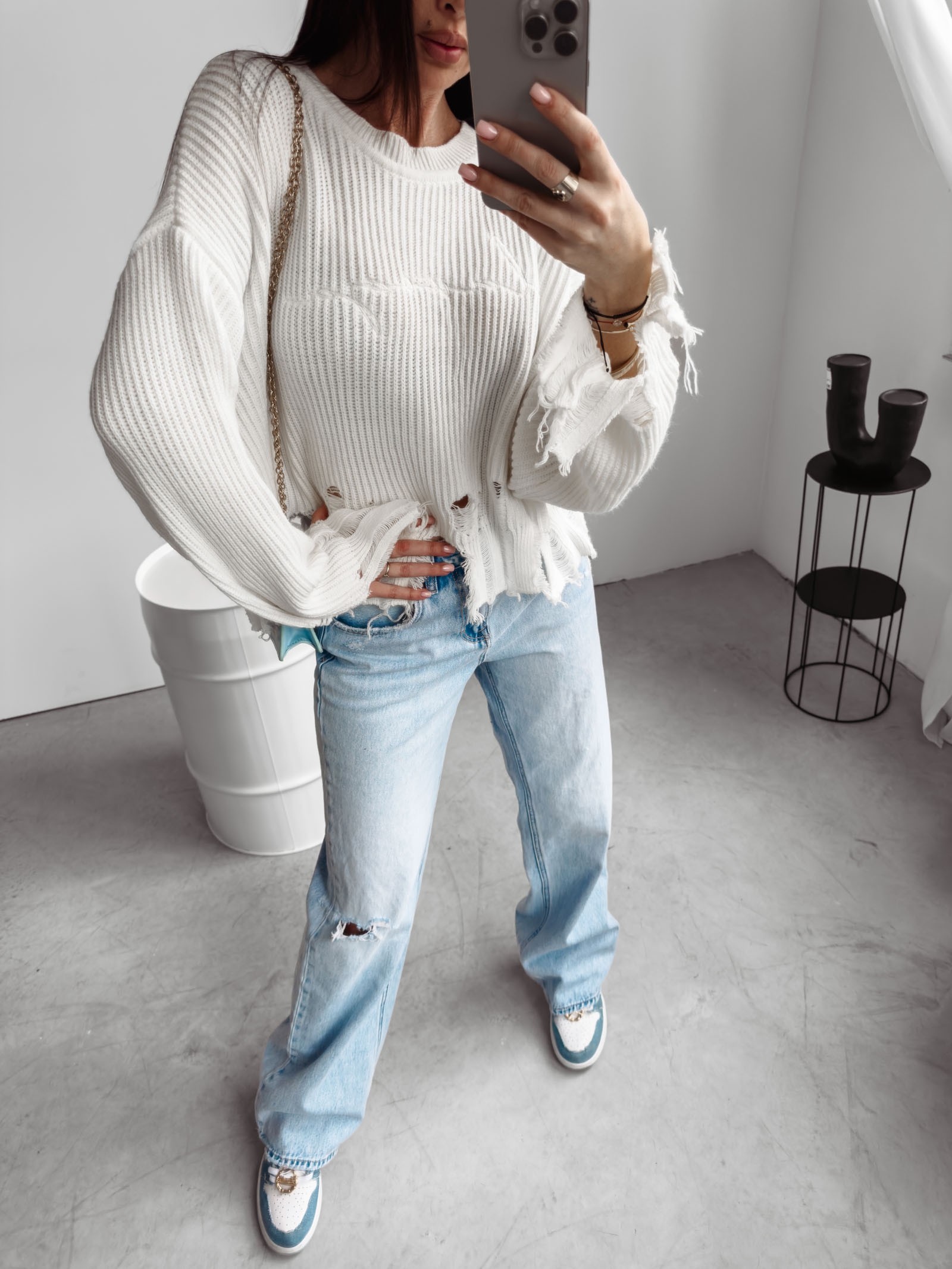 Sweter damski postrzępiony Miley Ola Voga biały Sweter damski postrzępiony Miley Ola Voga biały