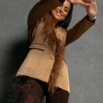 Marynarka satynowa z piórami Belinda karmelowa