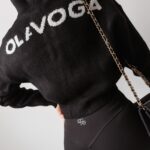 Sweter z kapturem Violet Ola Voga czarny