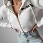 Sweter z kapturem Violet Ola Voga ecru