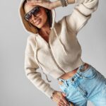 Sweter z kapturem VIOLET OLAVOGA beżowy