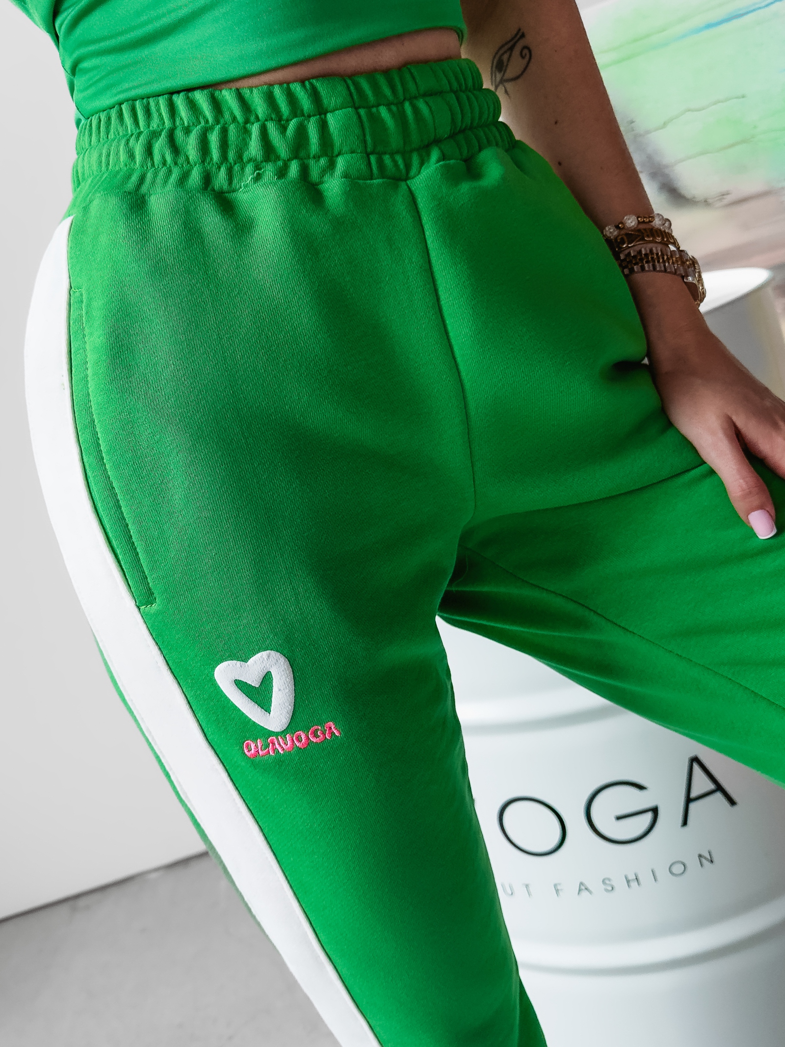 Spodnie dresowe joggery Betix Ola Voga zielone Spodnie dresowe joggery Betix Ola Voga zielone