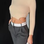 Sweter pluszowy z okrytymi plecami Lobe beżowy