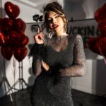 Sukienka błyszcząca z piórami NB NightShade czarna