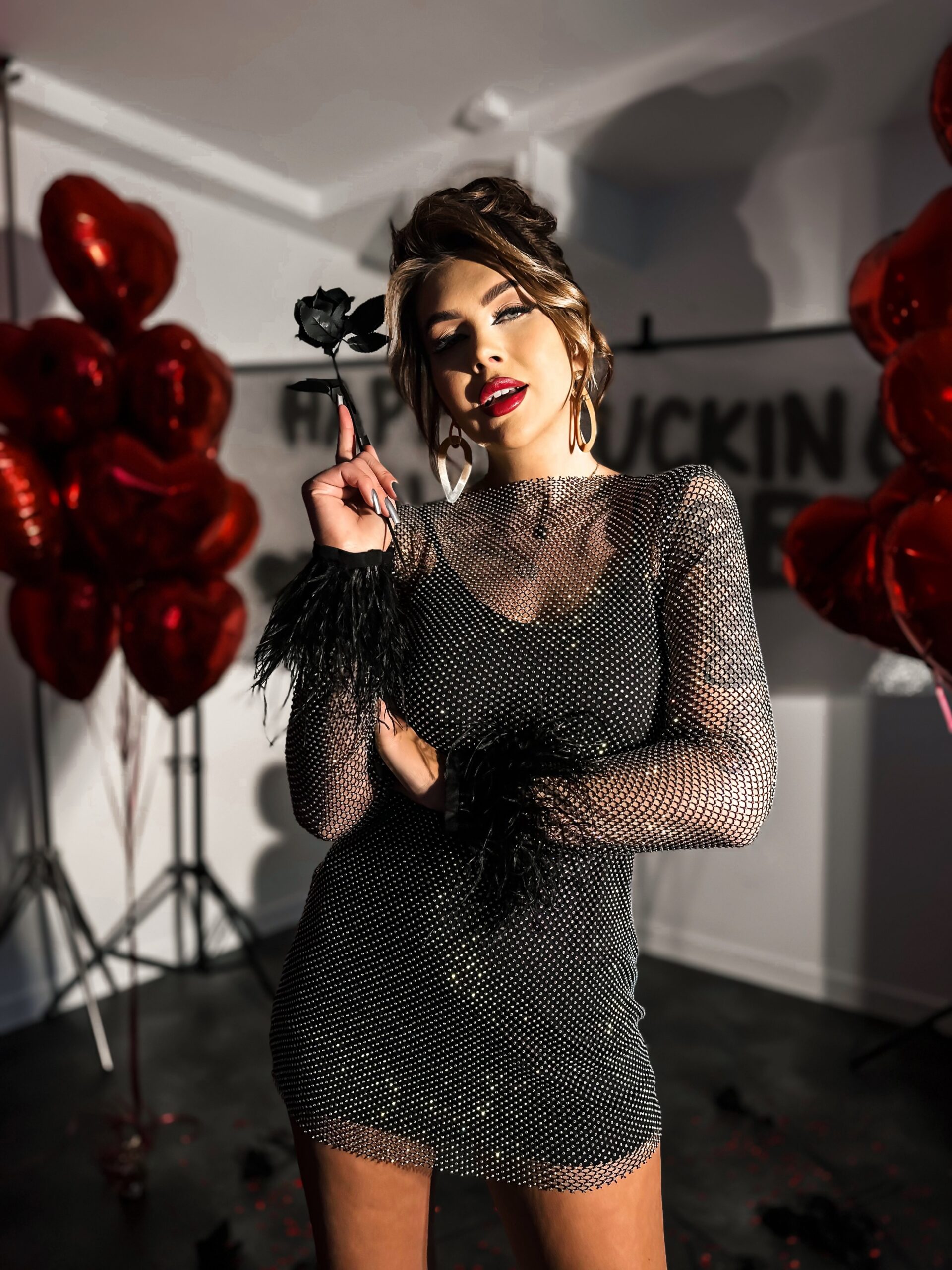 Sukienka błyszcząca z piórami NB NightShade czarna