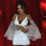 Sukienka brokatowa z luźnymi rękawami NB Volta biała