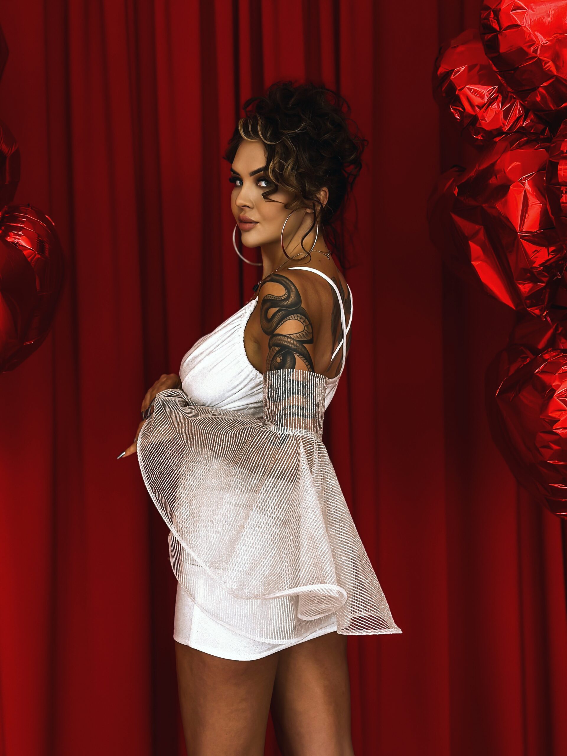 Sukienka brokatowa z luźnymi rękawami NB Volta biała Sukienka brokatowa z luźnymi rękawami NB Volta biała