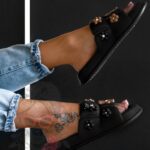 Klapki piankowe z misiami Madam Flobear czarne