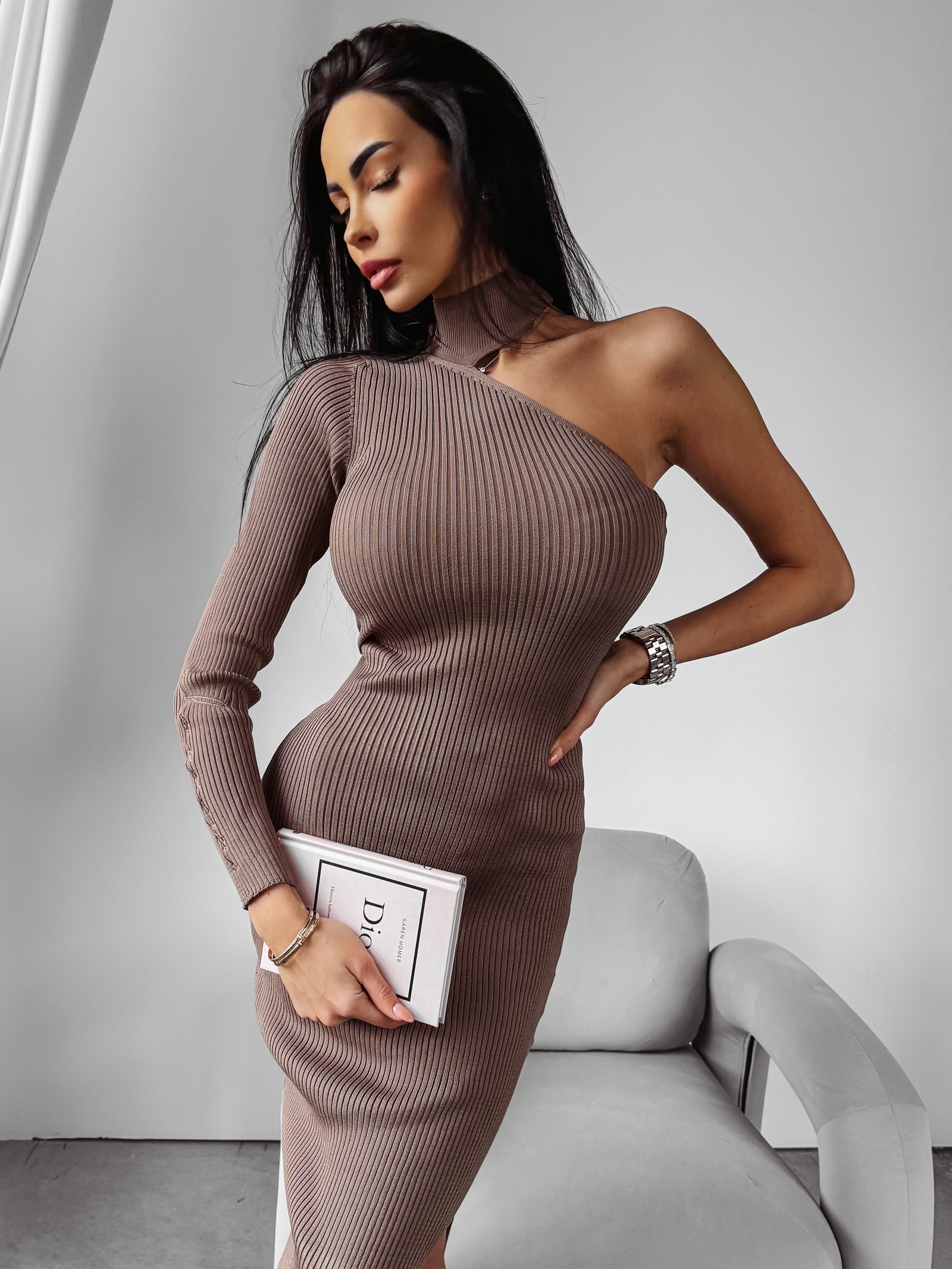 Sukienka dzianinowa modelująca Nali Ola Voga brązowa