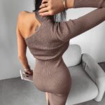 Sukienka dzianinowa modelująca Nali Ola Voga brązowa