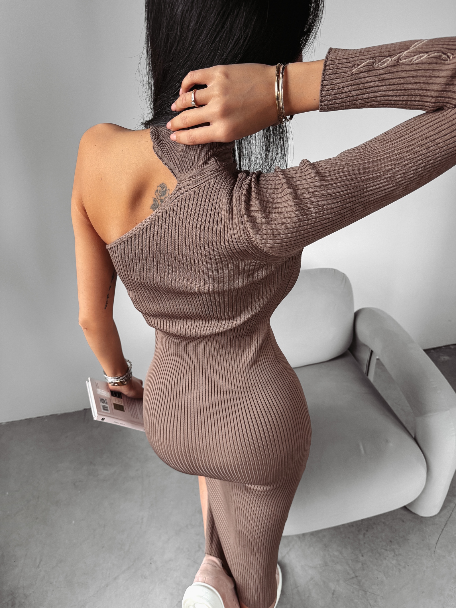Sukienka dzianinowa modelująca Nali Ola Voga brązowa