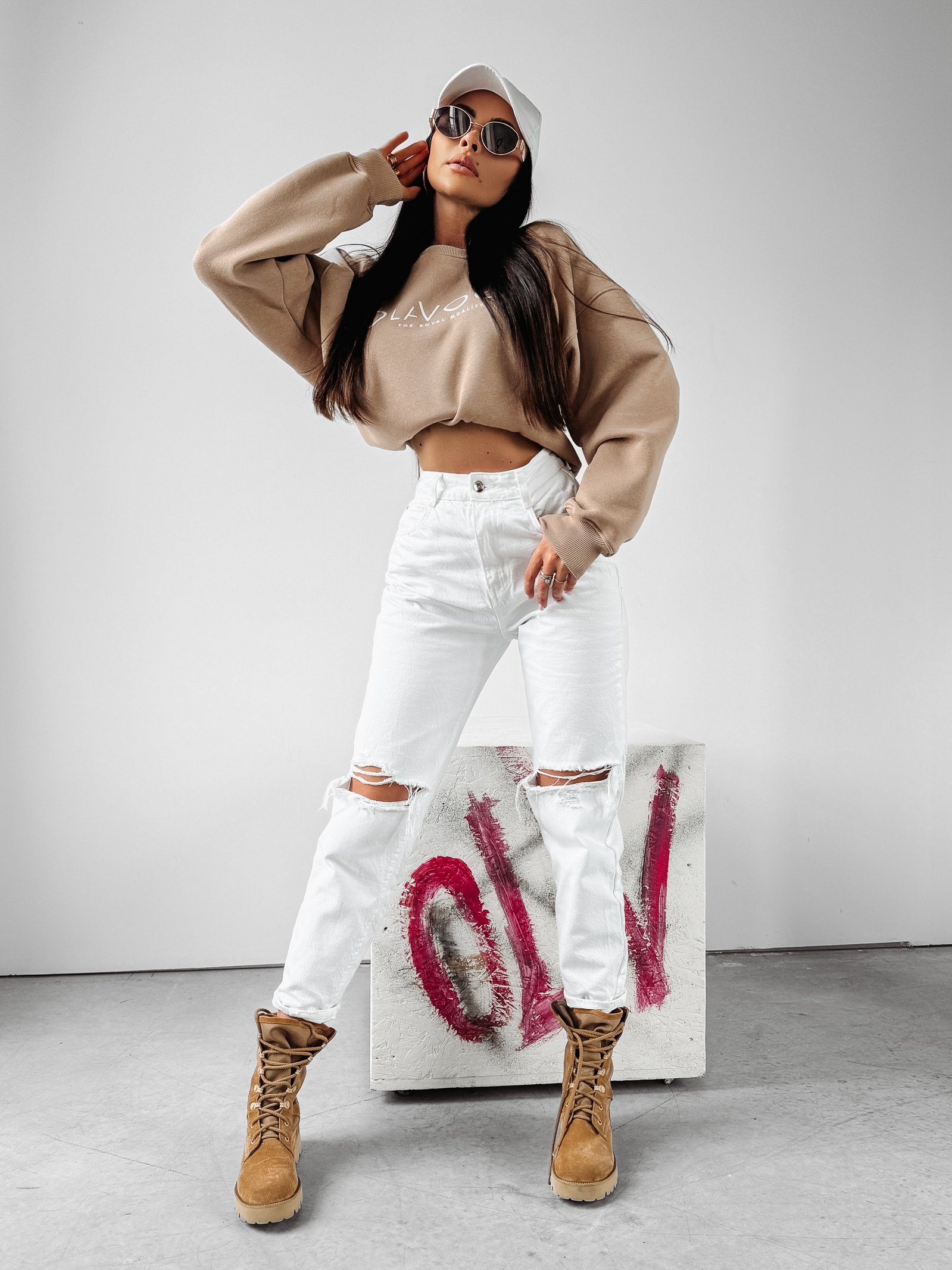 Bluza klasyczna z logo Creme Ola Voga beżowa Bluza klasyczna z logo Creme Ola Voga beżowa