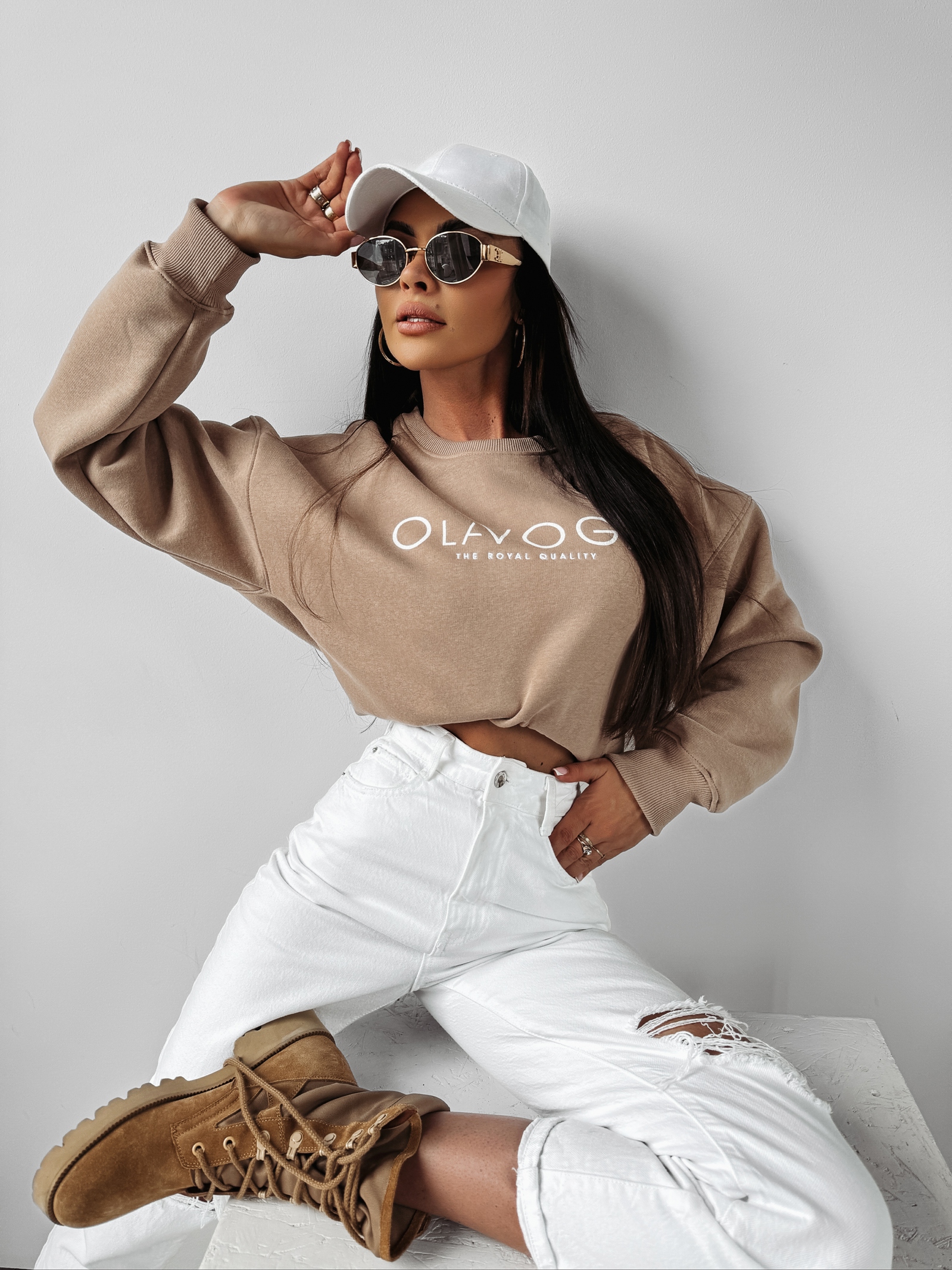 Bluza klasyczna z logo Creme Ola Voga beżowa Bluza klasyczna z logo Creme Ola Voga beżowa