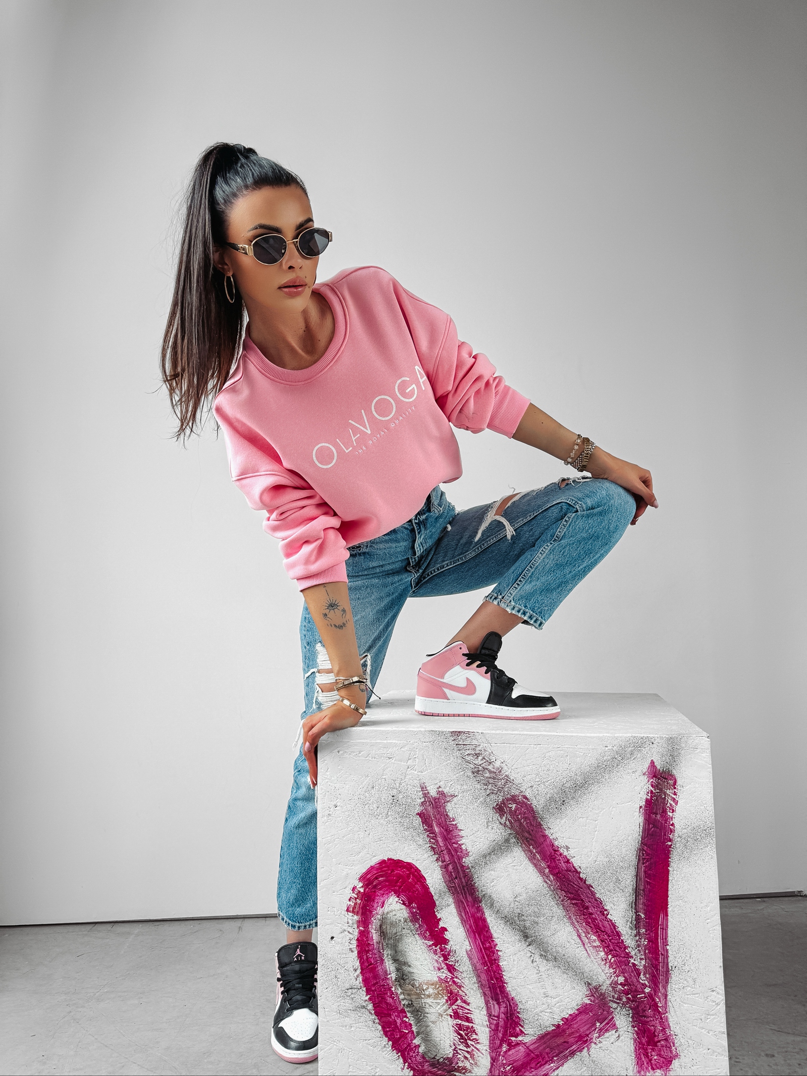 Bluza klasyczna z logo Creme Ola Voga pudrowa Bluza klasyczna z logo Creme Ola Voga pudrowa