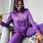 Bluza kangurka z nadrukiem Kiki Ola Voga fioletowa