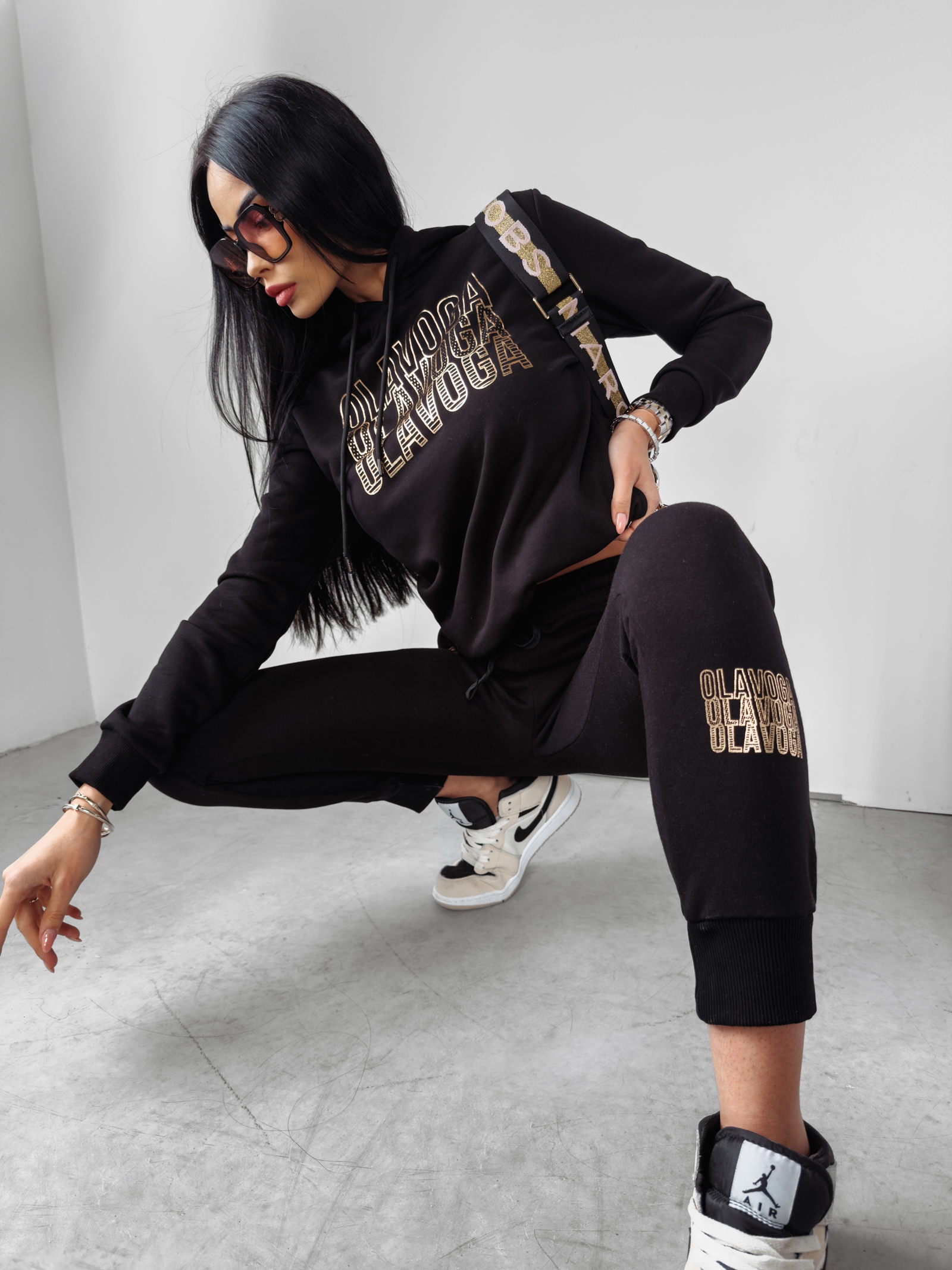 Bluza kangurka z nadrukiem Kiki Ola Voga czarna Bluza kangurka z nadrukiem Kiki Ola Voga czarna