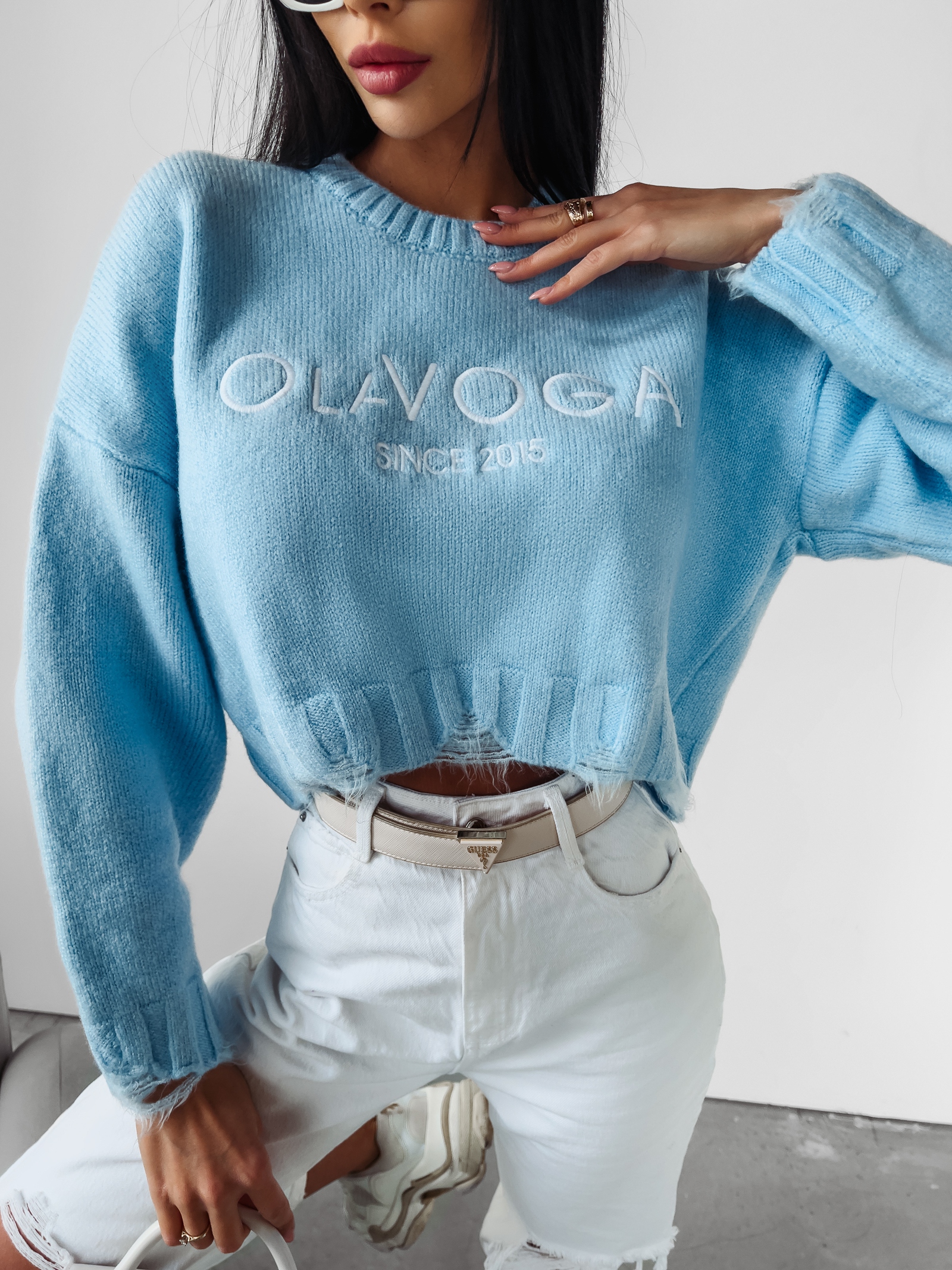 Sweter z poszarpaniem Karo Ola Voga błękitny