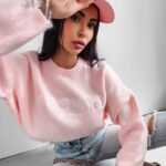 Sweter z poszarpaniem Karo Ola Voga pudrowy