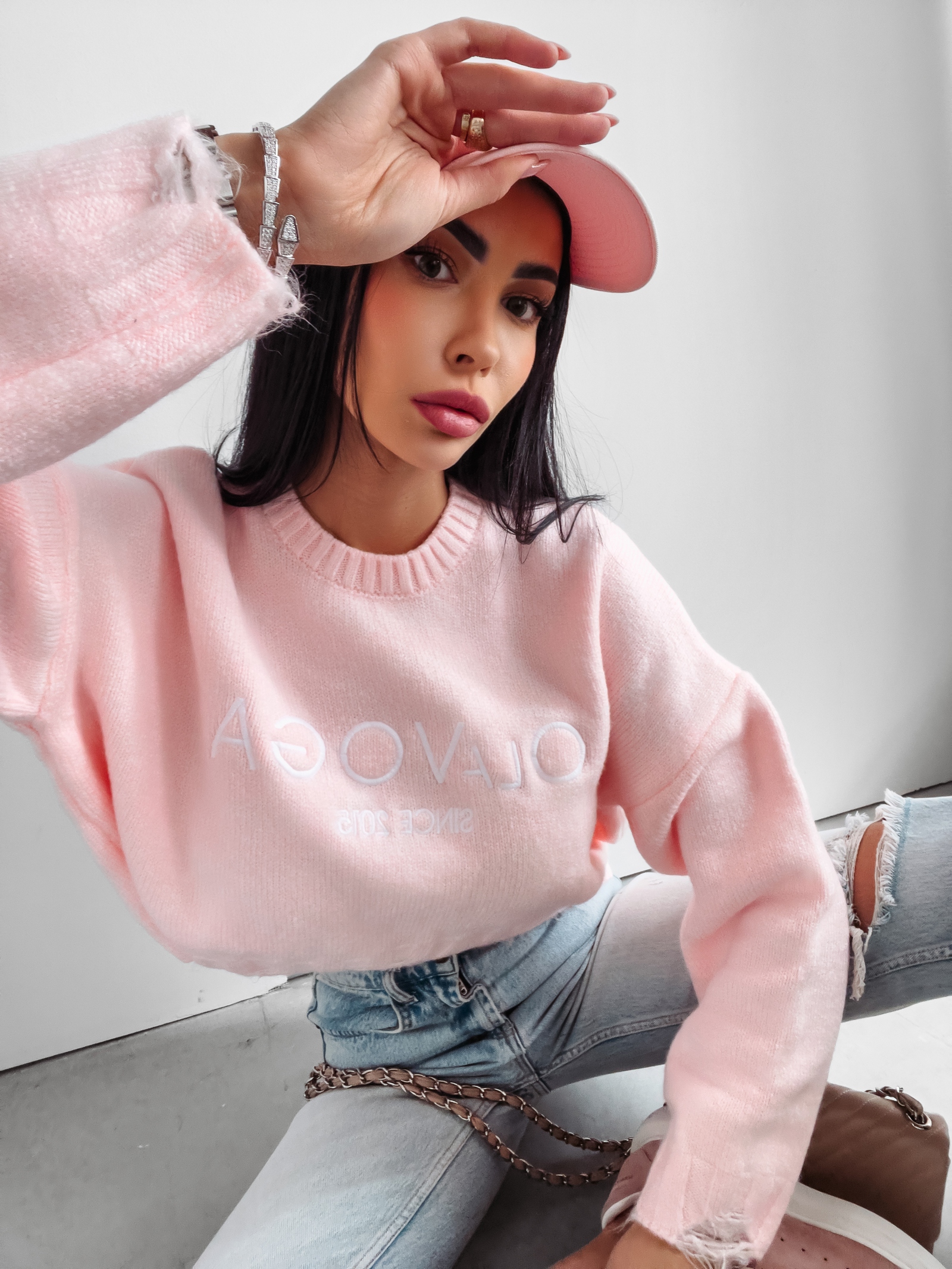 Sweter z poszarpaniem Karo Ola Voga pudrowy Sweter z poszarpaniem Karo Ola Voga pudrowy