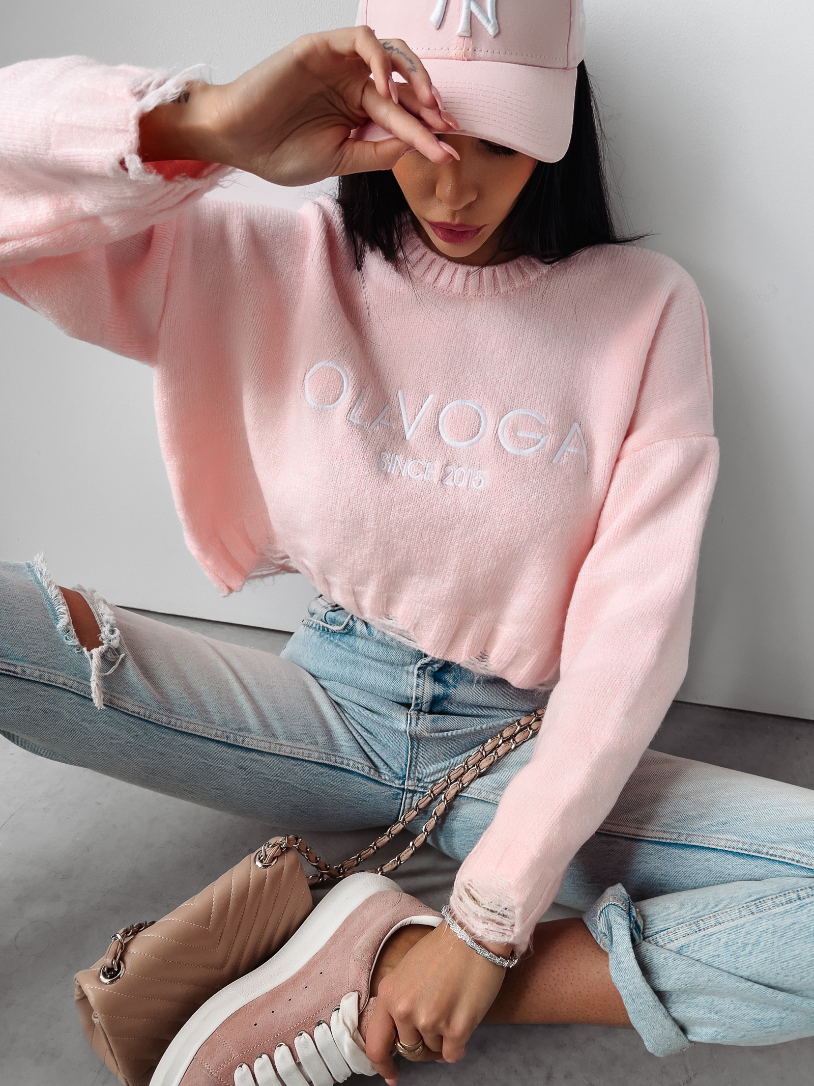 Sweter z poszarpaniem Karo Ola Voga pudrowy