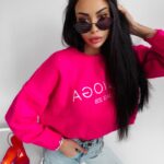 Sweter z poszarpaniem Karo Ola Voga neonowy róż