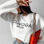 Sweter z poszarpaniem Karo Ola Voga ecru