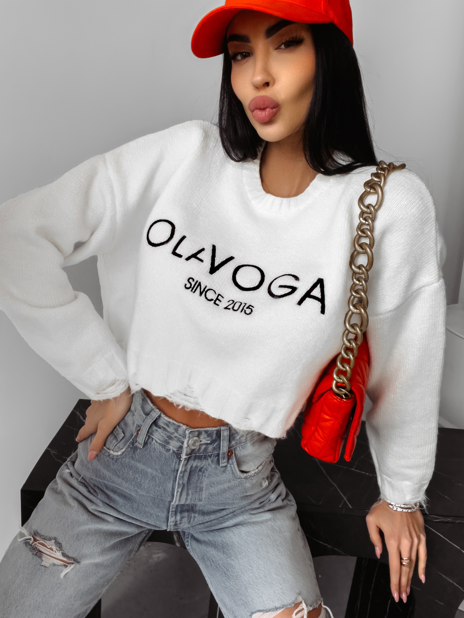 Sweter z poszarpaniem Karo Ola Voga ecru