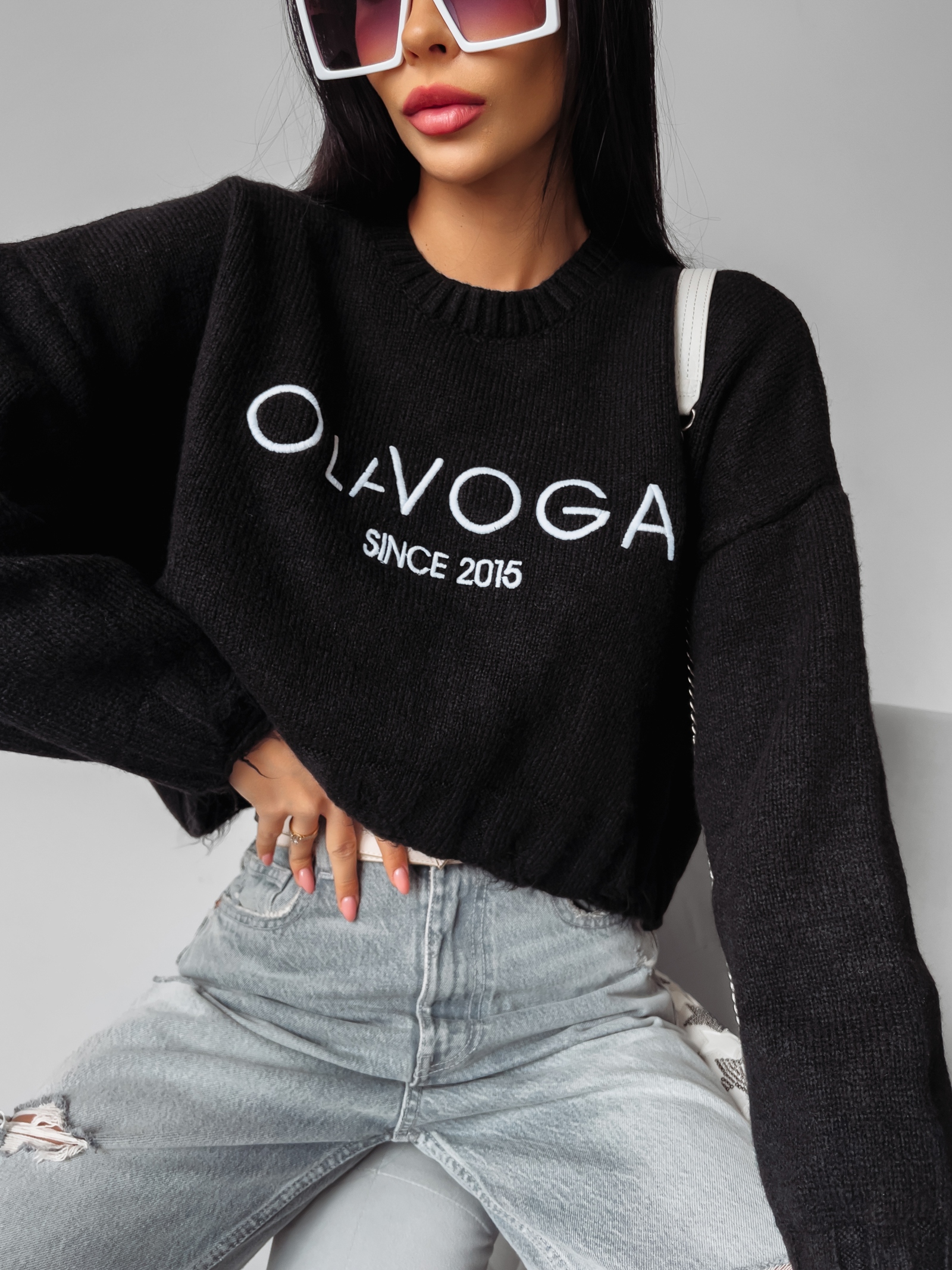 Sweter z poszarpaniem Karo Ola Voga czarny