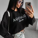 Sweter z poszarpaniem Karo Ola Voga czarny