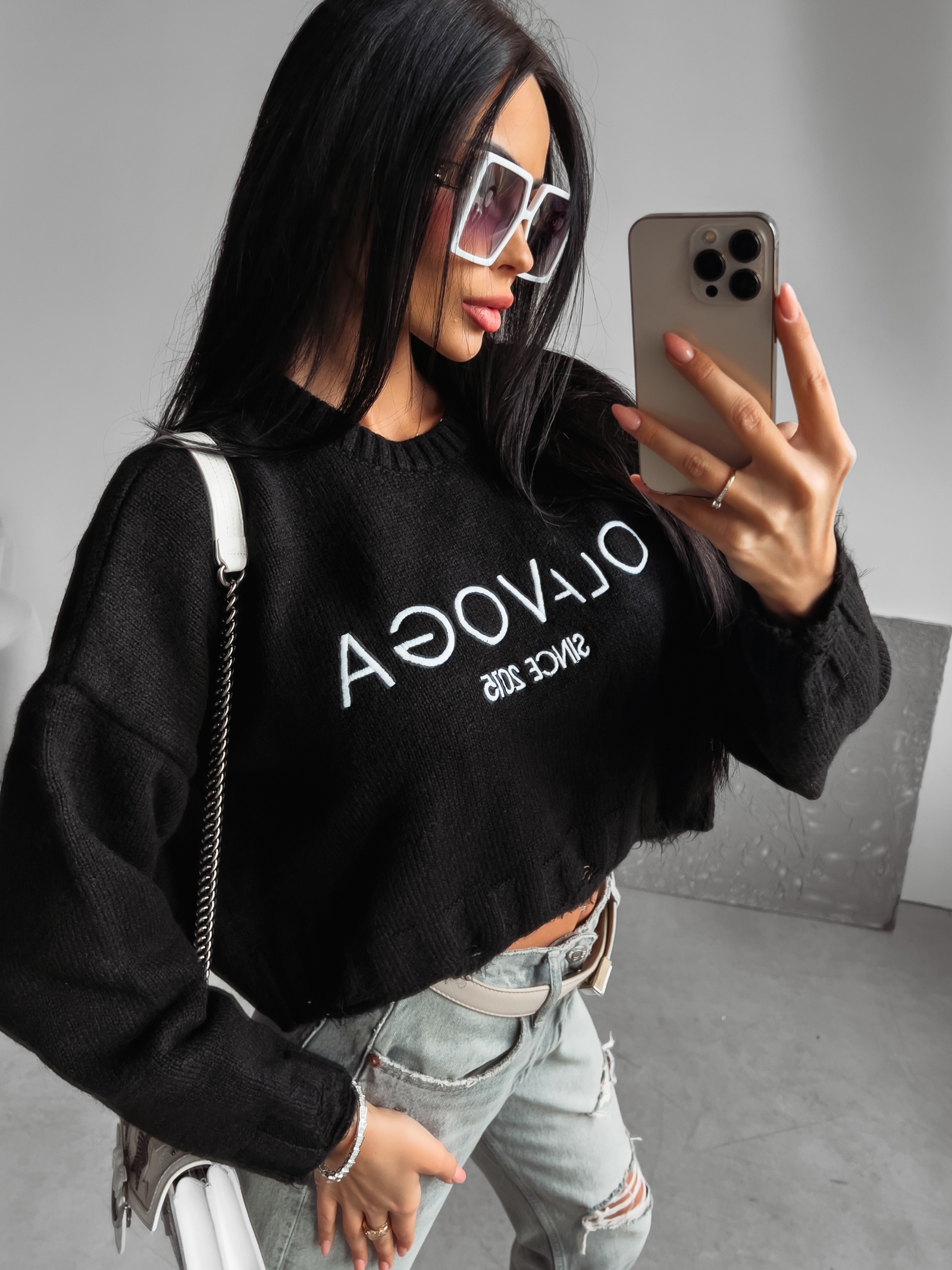 Sweter z poszarpaniem Karo Ola Voga czarny Sweter z poszarpaniem Karo Ola Voga czarny