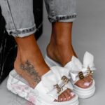 Klapki z misiem Rock Tods białe